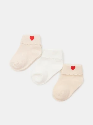 Sinsay - Skarpetki niemowlęce z ozdobnym haftowanym sercem 3 pack - kremowy