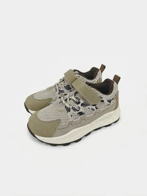 Sinsay - Sneakersy na rzep z motywem krowy - beżowy