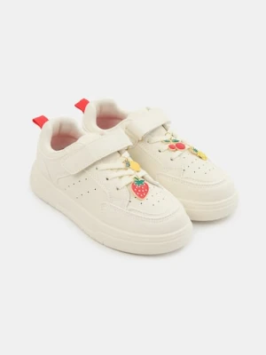 Sinsay - Sneakersy na rzep z owocowymi zawieszkami - kremowy