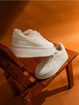 Sinsay - Sneakersy ocieplane z imitacji skóry - biały