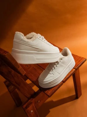 Sinsay - Sneakersy ocieplane z imitacji skóry - biały