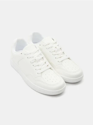 Sinsay - Sneakersy sznurowane z imitacją skóry - biały
