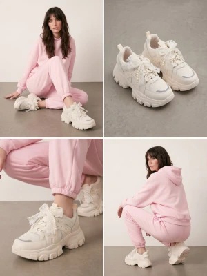 Sinsay - Sneakersy z dekoracyjną kokardą - kremowy