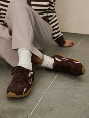 Sinsay - Sneakersy z imitacji zamszu ze skórzaną wkładką - brązowy