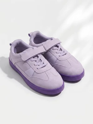 Sinsay - Sneakersy z imitacji zamszu ze skórzaną wkładką - fioletowy
