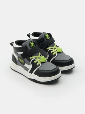Sinsay - Sneakersy z ozdobnymi naszywkami UFO i świecącym w ciemności napisem - wielobarwny