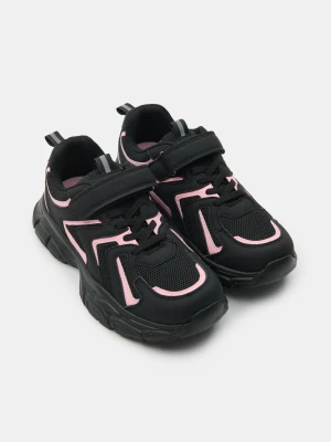 Sinsay - Sneakersy z siateczką i odblaskowymi elementami - czarny