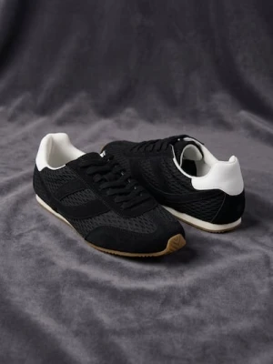Sinsay - Sneakersy z siateczką i wstawkami z imitacji zamszu - czarny