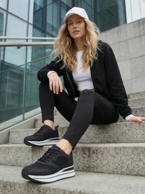 Sinsay - Sneakersy z siateczką na wysokiej podeszwie - czarny