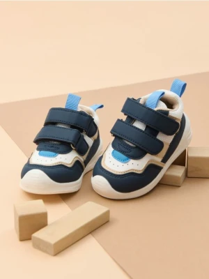 Sinsay - Sneakersy ze skórzaną wkładką z certyfikatem "ZDROWA STOPA" - granatowy