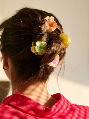 Sinsay - Spinki do włosów w kształcie kwiatów 4 pack - wielobarwny