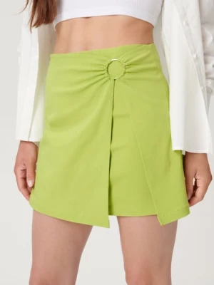 Sinsay - Spódnica mini z ozdobnym kółkiem i rozcięciem z przodu - zielony