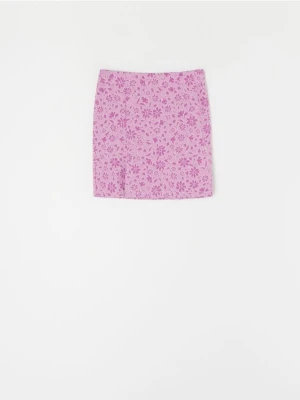 Sinsay - Spódnica mini z rozcięciem i kwiatowym wzorem - różowy