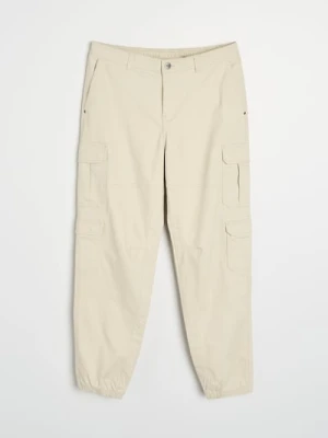 Sinsay - Spodnie cargo jogger - kremowy