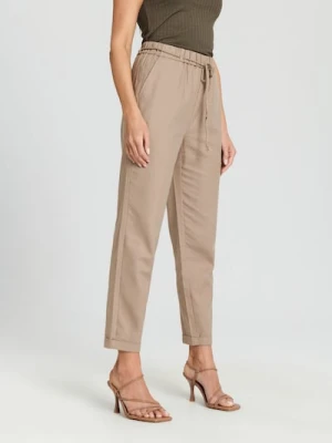 Sinsay - Spodnie carrot - kremowy