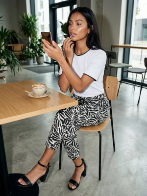 Sinsay - Spodnie carrot - wielobarwny