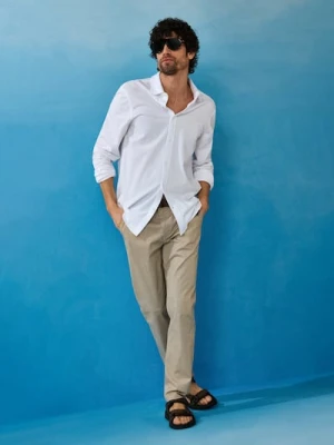 Sinsay - Spodnie chino slim z paskiem - kremowy