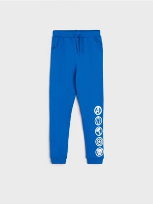 Sinsay - Spodnie dresowe jogger Avengers - niebieski