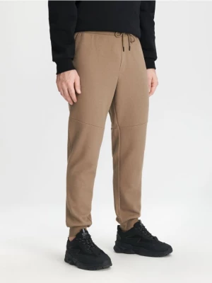 Sinsay - Spodnie dresowe jogger - brązowy