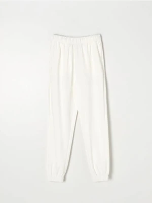 Sinsay - Spodnie dresowe jogger - kremowy