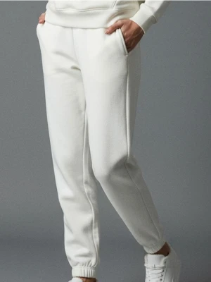 Sinsay - Spodnie dresowe jogger - kremowy