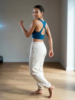 Sinsay - Spodnie dresowe jogger - kremowy