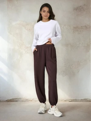 Sinsay - Spodnie dresowe jogger scuba z domieszką wiskozy - brązowy