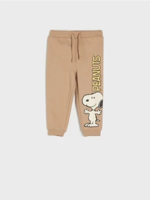 Sinsay - Spodnie dresowe jogger Snoopy - beżowy