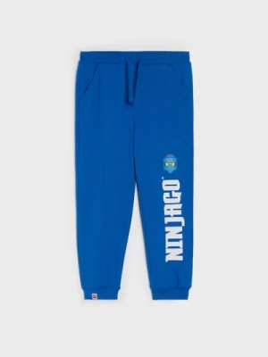 Sinsay - Spodnie dresowe jogger z nadrukiem Lego Ninjago - niebieski