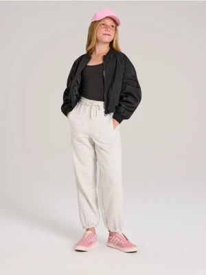Sinsay - Spodnie dresowe jogger ze ściągaczami na nogawkach - beżowy