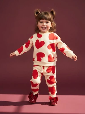 Sinsay - Spodnie dresowe jogger ze wzorem w serca - kremowy