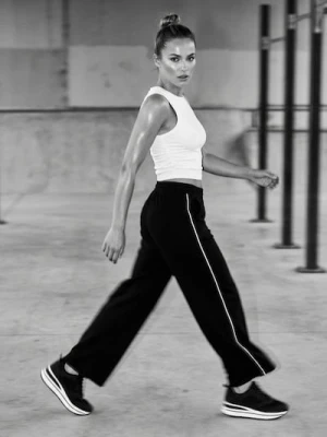 Sinsay - Spodnie dresowe wide leg z lampasami - czarny