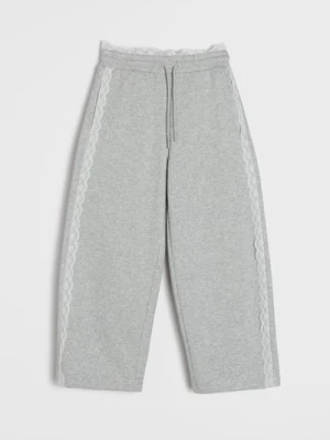 Sinsay - Spodnie dresowe wide leg z ozdobną koronką - szary