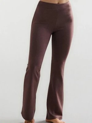 Sinsay - Spodnie flare z dzianiny scuba Gym Hard - brązowy