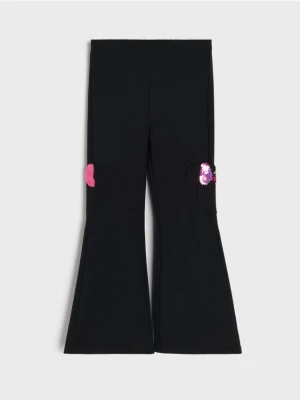 Sinsay - Spodnie flare z ozdobnymi cekinami Minnie Mouse - czarny