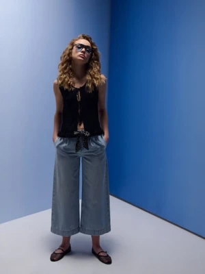 Sinsay - Spodnie jeansowe culotte z materiałowym paskiem - niebieski