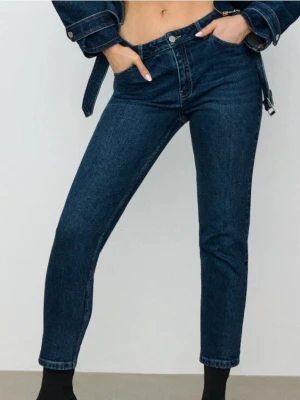Sinsay - Spodnie jeansowe mom comfort fit - granatowy