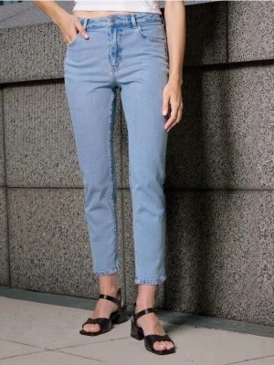 Sinsay - Spodnie jeansowe mom comfort fit - niebieski