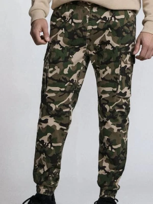 Sinsay - Spodnie jogger cargo ze wzorem moro - wielobarwny