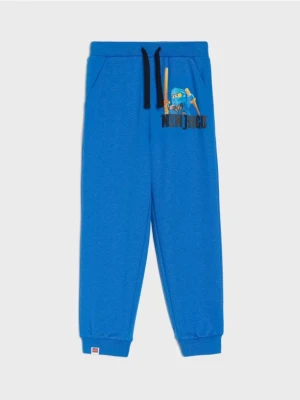 Sinsay - Spodnie jogger z nadrukiem Lego Ninjago - niebieski