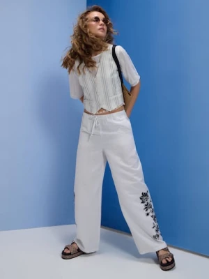 Sinsay - Spodnie loose fit wide leg z wiskozą i domieszką lnu - kremowy