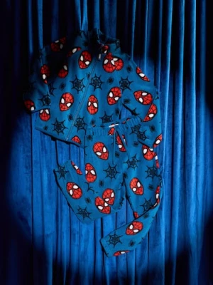 Sinsay - Spodnie polarowe loose Spider-Man - granatowy