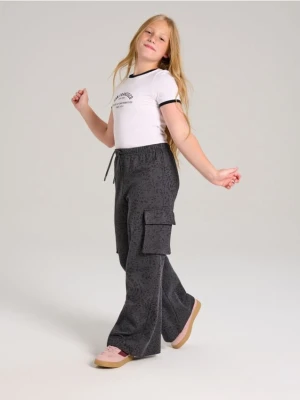 Sinsay - Spodnie polarowe z kieszeniami cargo z nadrukiem allover - szary