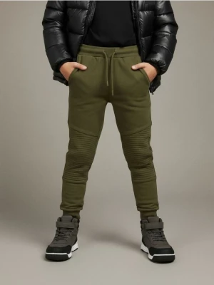 Sinsay - Spodnie slim z ozdobnymi przeszyciami - khaki