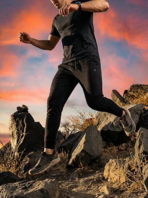 Sinsay - Spodnie tapered fit - czarny