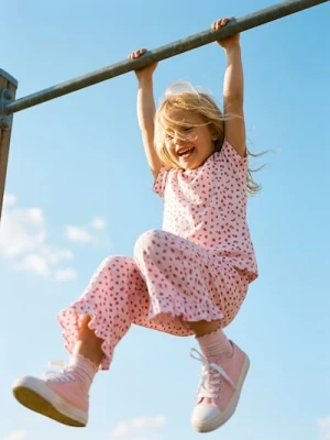 Sinsay - Spodnie tkaninowe w truskawki z falbanką - wielobarwny