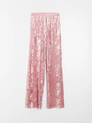 Sinsay - Spodnie wide leg z gniecionego weluru - różowy