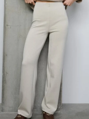 Sinsay - Spodnie wide leg z miękkiej dzianiny z domieszką wiskozy soft touch - kremowy