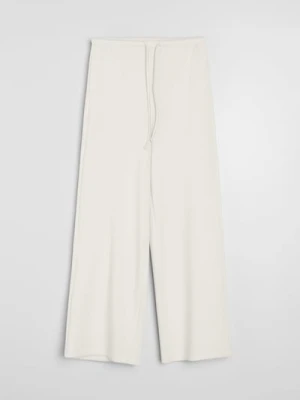 Sinsay - Spodnie wide leg z miękkiej dzianiny z domieszką wiskozy soft touch - kremowy