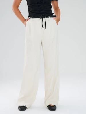 Sinsay - Spodnie wide leg z paskiem - kremowy